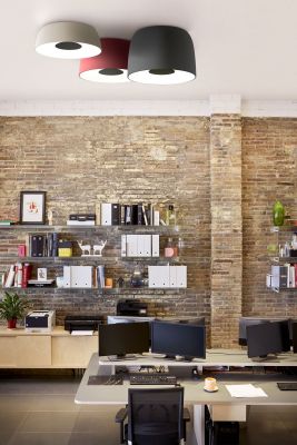 Nahaufnahme von drei Djembé 42 Deckenleuchten in Grau, Rot und Schwarz im modernen Büro.